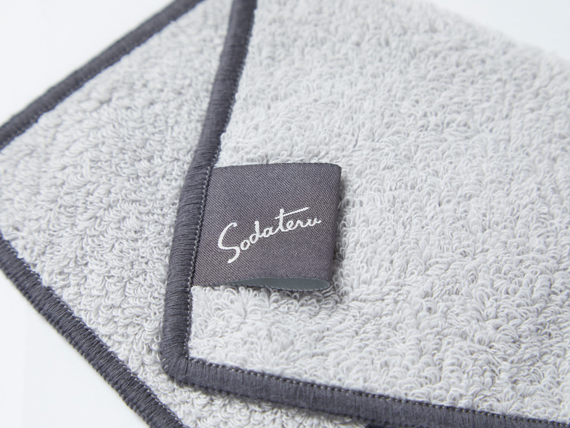 スモークグレー